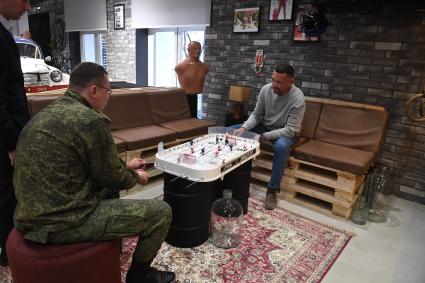 Москва. Посетители Единого центра поддержки участников СВО и членов их семей.