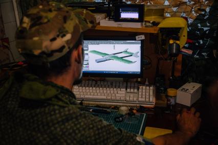 Запорожская область. Бойцы добровольческого батальона Судоплатова (одного из подразделений БАРСа) разрабатывают дроны в секретной лаборатории на передовой.