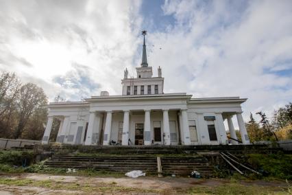 Московская область. Вид на здание платформы Ленинская (Герасимовская) Павелецкого направления .