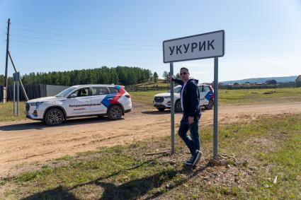 Забайкальский край, с. Укурик. Журналист радио `Комсомольская правда` (КП) Юрий Кораблев во время автопробега `Открываем Дальний`.