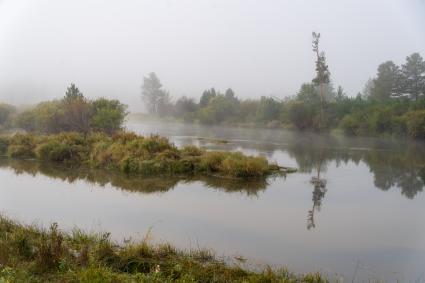 Забайкальский край, с. Укурик. Надувная лодка у реки Хилок.