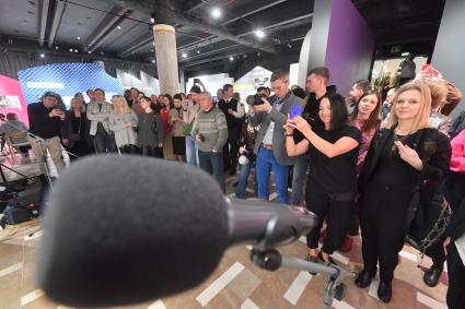 Москва. Посетители в Третьяковской галерее на просветительском проекте для молодежи `Что такое дизайн`.