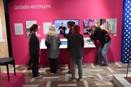 Москва.  Посетители в Третьяковской галерее на просветительском проекте для молодежи  `Что такое дизайн`.