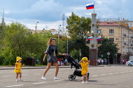 Забайкальский край, г. Чита. Девушка с детьми на одной из улиц города.
