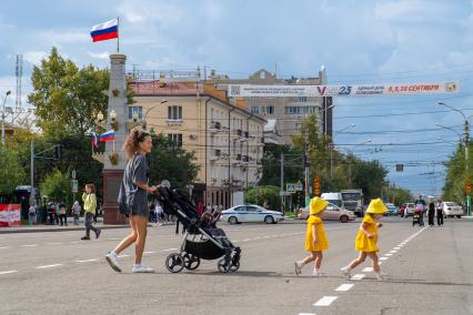 Забайкальский край, г. Чита. Девушка с детьми на одной из улиц города.