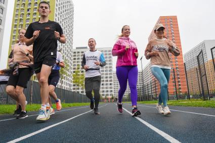 Москва. Местные жители нового района во время пробежки.