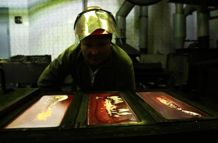 Новосибирск. Свежеотлитые слитки золота высшей пробы 99,99 процентов чистоты на Новосибирском аффинажном заводе.