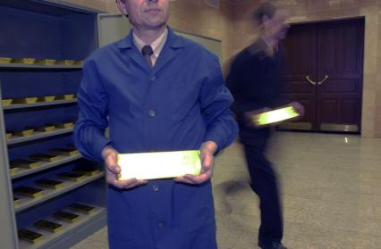 Новосибирск. Сотрудник показывает золотой слиток высшей пробы 99,99 процентов чистоты на Новосибирском аффинажном заводе.
