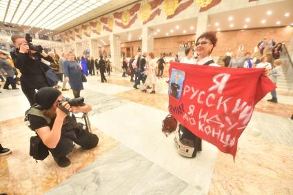 Москва. Зрительница  перед началом концерта  певца Shaman (Ярослав Дронов)  в Государственном Кремлевском дворце.