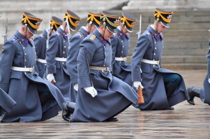 Москва.  Военнослужащий роты специального караула Президентского полка ФСО России во время церемонии развода пеших и конных караулов на Соборной площади в Кремле.