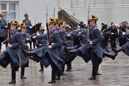 Москва.  Военнослужащий роты специального караула Президентского полка ФСО России во время церемонии развода пеших и конных караулов на Соборной площади в Кремле.