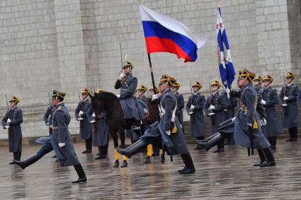 Москва.  Военнослужащий роты специального караула Президентского полка ФСО России во время церемонии развода пеших и конных караулов на Соборной площади в Кремле.