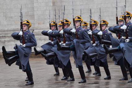 Москва.  Военнослужащий роты специального караула Президентского полка ФСО России во время церемонии развода пеших и конных караулов на Соборной площади в Кремле.