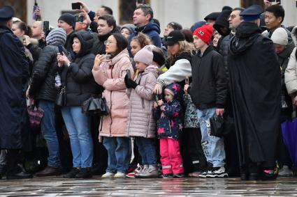 Москва.  Зрители во время церемонии развода пеших и конных караулов на Соборной площади в Кремле.