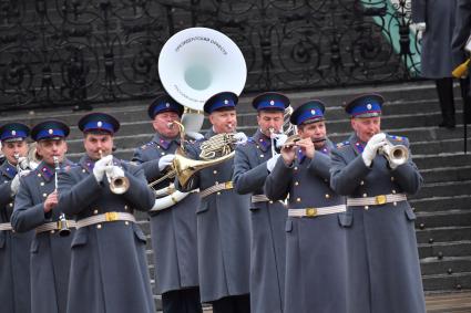 Москва.  Военнослужащий роты специального караула Президентского полка ФСО России во время церемонии развода пеших и конных караулов на Соборной площади в Кремле.