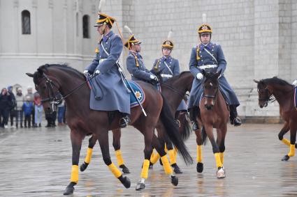 Москва. Церемония развода роты специального караула и кавалерийского почетного эскорта Президентского полка ФСО России на Соборной площади в Кремле.