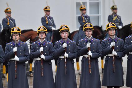 Москва.  Военнослужащий роты специального караула Президентского полка ФСО России во время церемонии развода пеших и конных караулов на Соборной площади в Кремле.