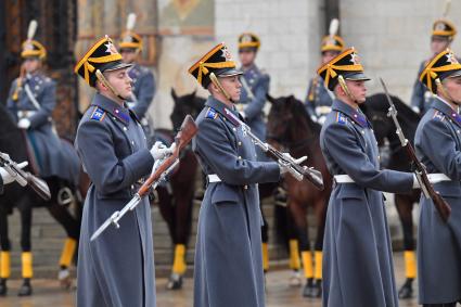 Москва. Военнослужащий роты специального караула Президентского полка ФСО России во время церемонии развода пеших и конных караулов на Соборной площади в Кремле.
