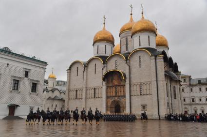 Москва. Церемония развода роты специального караула и кавалерийского почетного эскорта Президентского полка ФСО России на Соборной площади в Кремле.