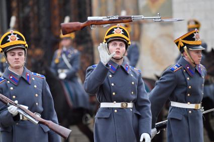 Москва.  Военнослужащий роты специального караула Президентского полка ФСО России во время церемонии развода пеших и конных караулов на Соборной площади в Кремле.