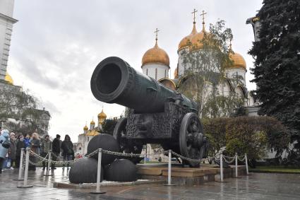 Москва. Царь-пушка на территории Московского Кремля.