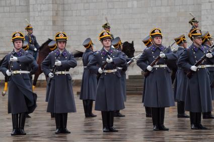 Москва.  Военнослужащий роты специального караула Президентского полка ФСО России во время церемонии развода пеших и конных караулов на Соборной площади в Кремле.