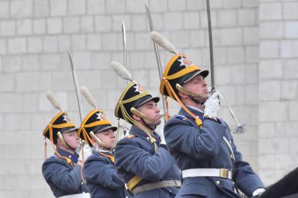 Москва.  Военнослужащий роты специального караула Президентского полка ФСО России во время церемонии развода пеших и конных караулов на Соборной площади в Кремле.