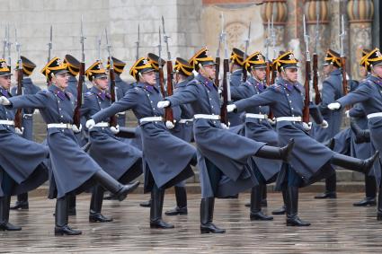 Москва. Военнослужащий роты специального караула Президентского полка ФСО России во время церемонии развода пеших и конных караулов на Соборной площади в Кремле.