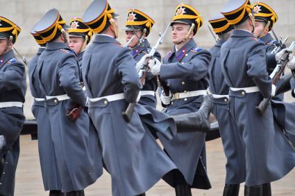 Москва. Военнослужащий роты специального караула Президентского полка ФСО России во время церемонии развода пеших и конных караулов на Соборной площади в Кремле.