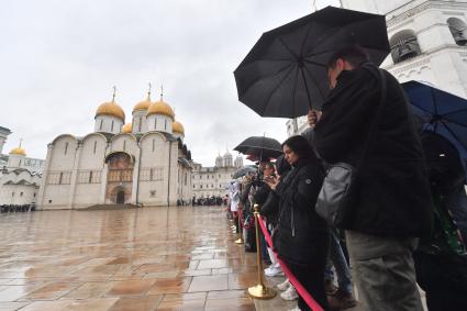 Москва.  Зрители во время церемонии развода пеших и конных караулов на Соборной площади в Кремле.