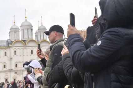 Москва.  Зрители во время церемонии развода пеших и конных караулов на Соборной площади в Кремле.