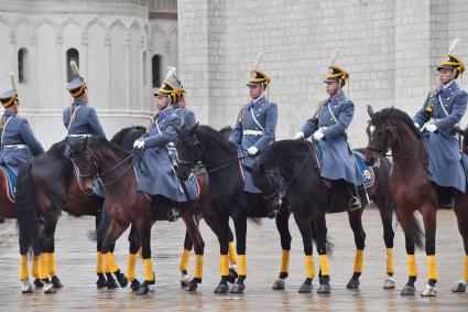 Москва. Церемония развода роты специального караула и кавалерийского почетного эскорта Президентского полка ФСО России на Соборной площади в Кремле.