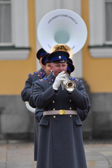 Москва.  Военнослужащий роты специального караула Президентского полка ФСО России во время церемонии развода пеших и конных караулов на Соборной площади в Кремле.