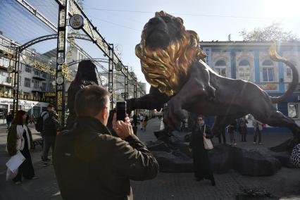 Екатеринбург. Скульптура льва с золотой гривой и золотыми яйцами, установленная на пешеходной улице Вайнера в самом центре города, по инициатеве миллиардра Андрея Симановского, владельца магазина \'Сима-ленд\'