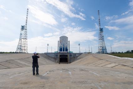 Амурская область. Мобильная башня обслуживания для сборки ракеты-носителя на космодроме `Восточный`.