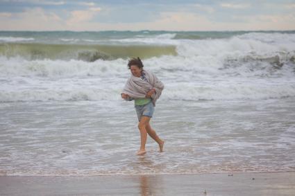 Анапа. п.Витязево. Девушка бежит по берегу Черного моря во время шторма.