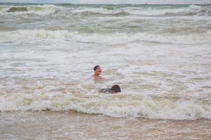 Анапа. п.Витязево. Мальчики купаются в Черном море во время шторма.