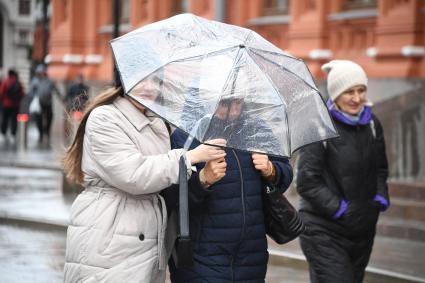 Москва.  Прохожие  на  Никольской улице во время дождя.