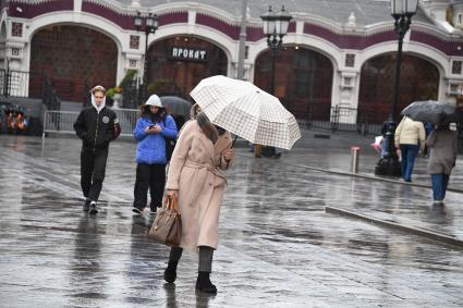 Москва.  Прохожие  на  улице во время дождя.