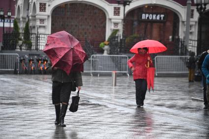 Москва. Прохожие на улице во время дождя.