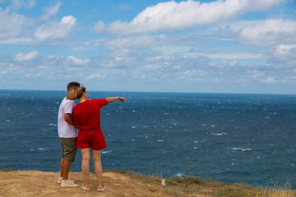 Анапа. Пара смотрит на Черное море в районе Высокого берега.