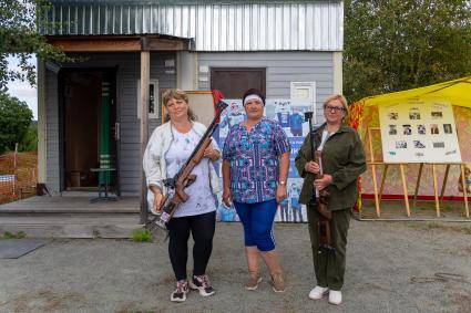 Амурская область, Бурейский район. Председатель Александра Михайлова (слева) `Бурейского любительского клуба лыжников им. А.С. Новокрещенова`.