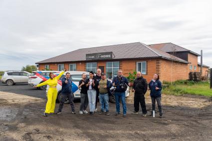 Амурская область. Участники автопробега `Открываем Дальний` побывали в придорожном кафе f-home рядом с федеральной трассой `Амур`.