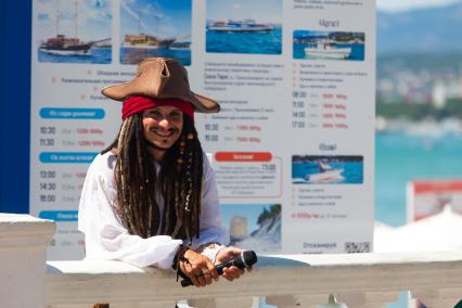 Геленджик. Аниматор в костюме персонажа фильма `Пираты Карибского моря` Джека Воробья на набережной.