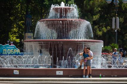 Геленджик. Пара делает селфи у фонтана на набережной.