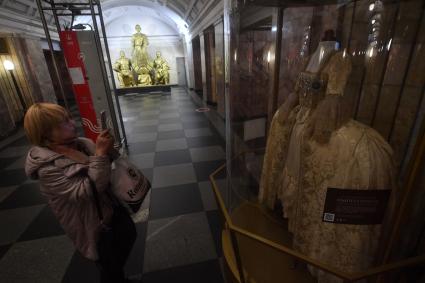 Москва. Выставка в честь выхода фильма `Императрицы` открылась на станции  метро `Белорусская`.