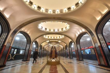 Москва. Выставка в честь выхода фильма `Императрицы` открылась на станции  метро `Маяковская`.