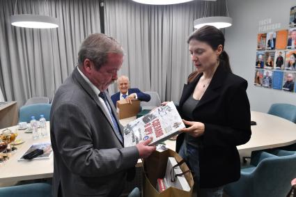 Москва. Главный редактор, генеральный директор `Комсомольской правды` (КП) Олеся Носова и доктор исторических наук, профессор, заведующий кафедрой истории России XX-XXI вв. исторического факультета МГУ имени М. В. Ломоносова Сергей Девятов в редакции `Комсомольская правда`.