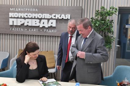 Москва. Главный редактор, генеральный директор `Комсомольской правды` (КП) Олеся Носова и доктор исторических наук, профессор, заведующий кафедрой истории России XX-XXI вв. исторического факультета МГУ имени М. В. Ломоносова Сергей Девятов ( слева направо) в редакции `Комсомольская правда`.