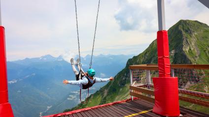 Сочи. Посетитель Скайпарка перед спуском на аттракционе Zipline в Красной поляне.